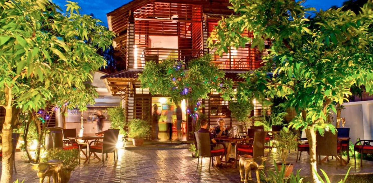 Alojamiento típico de madera con una gran terraza con arboles para disfrutar de las noches calurosas