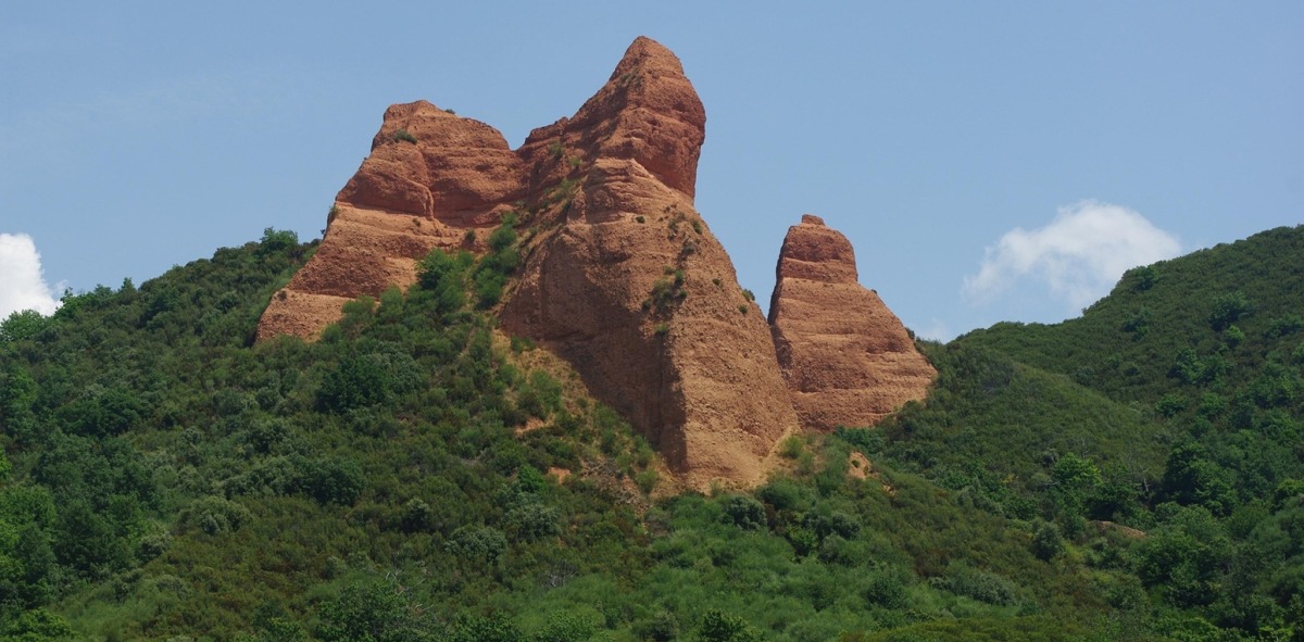 Entorno paisajístico español formado por una antigua explotación minera de oro romana