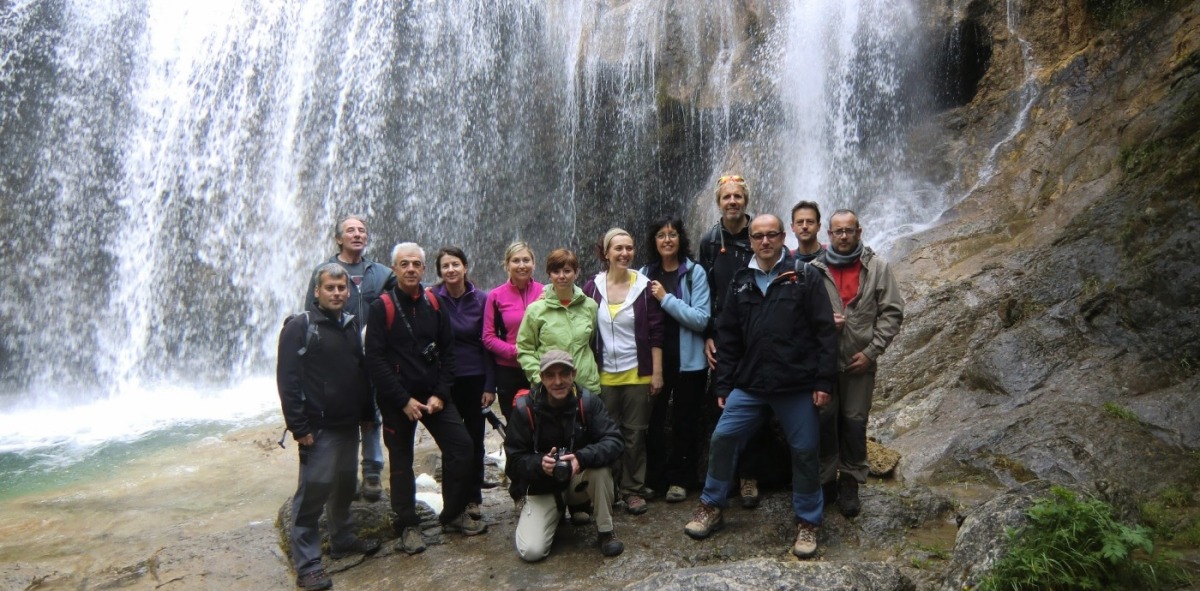 Foto de Solteros Viajeros posando delante de una catarata