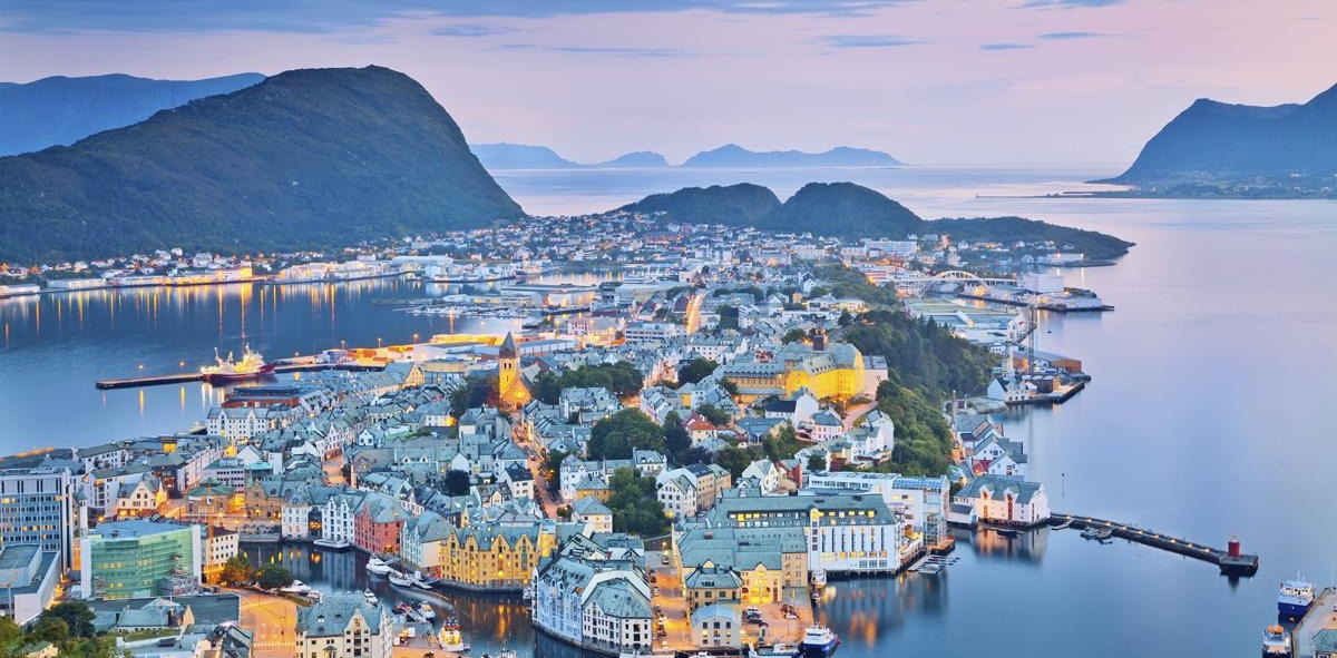 Ciudad Noruega Alesund, parece flotando en el fiordo