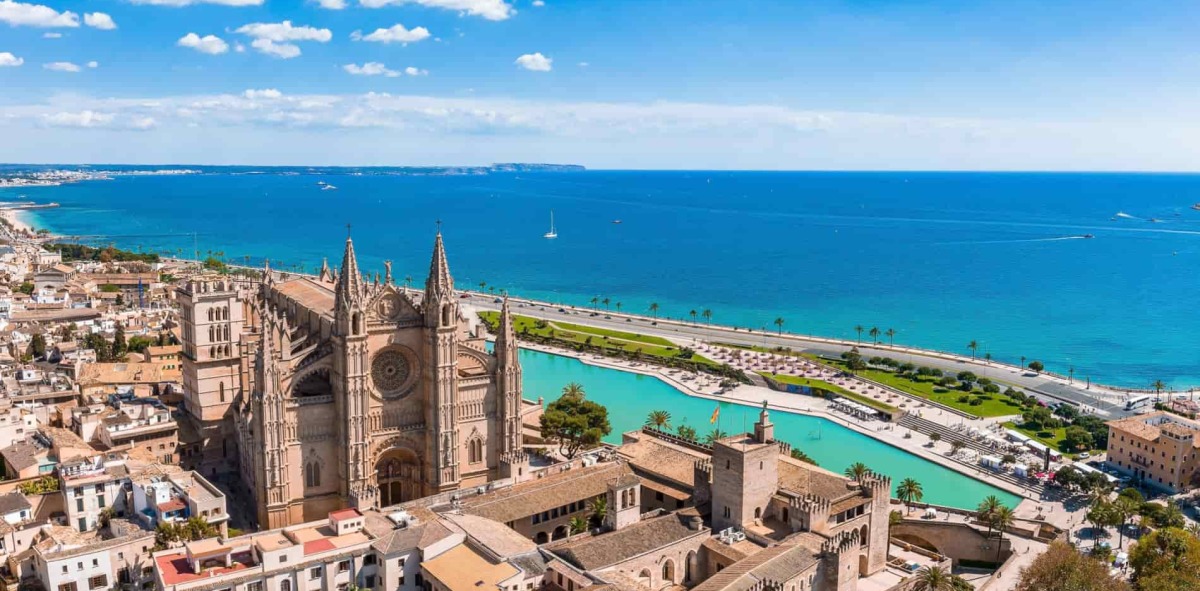 Vistas del puerto de Palma y la Catedral