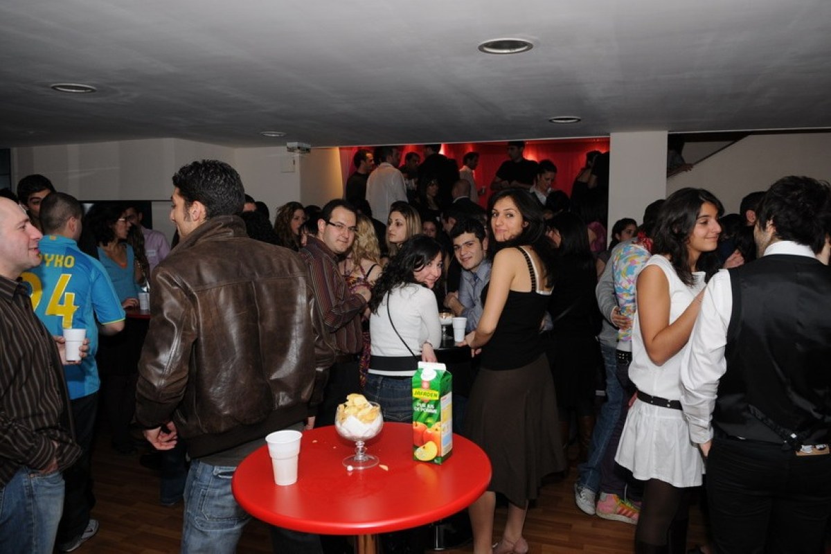 Grupo de singles en un local hablando entre ellos