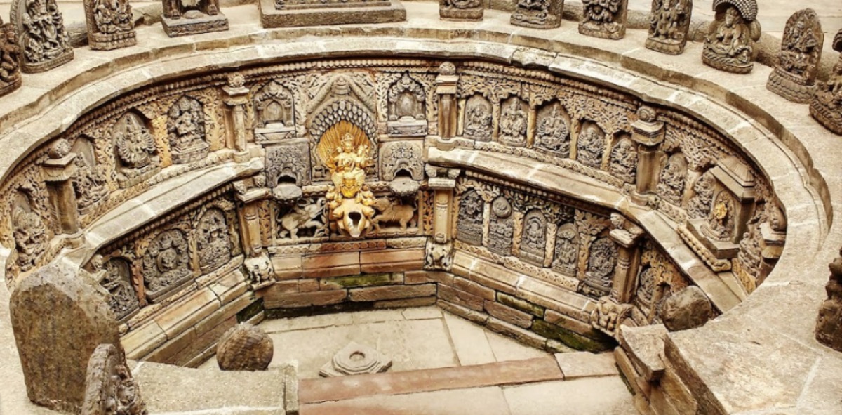 Fuente de oro y piedra