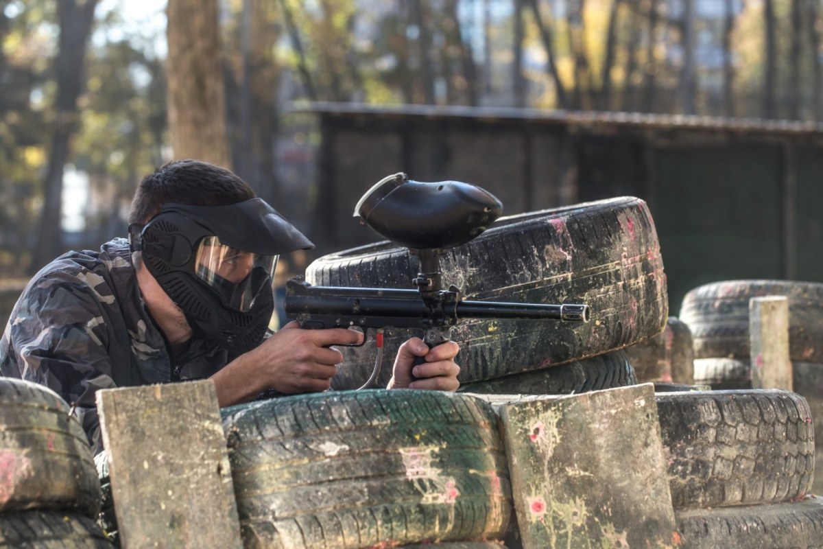 chico jugando a paintball