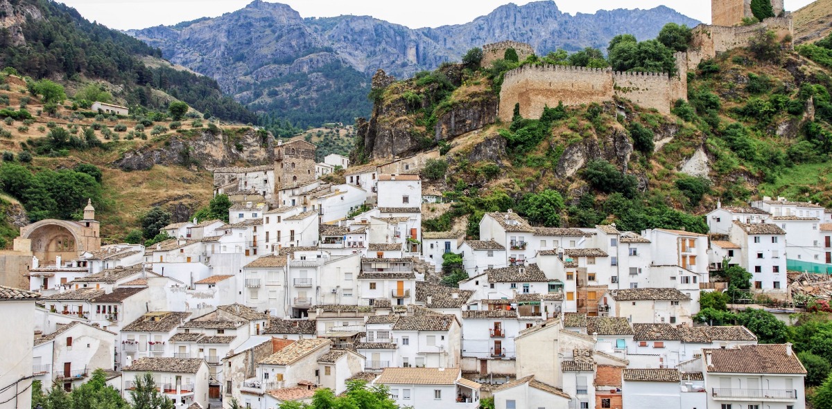 Panorámica del pueblo de Cazorla con su valle y casas blancas