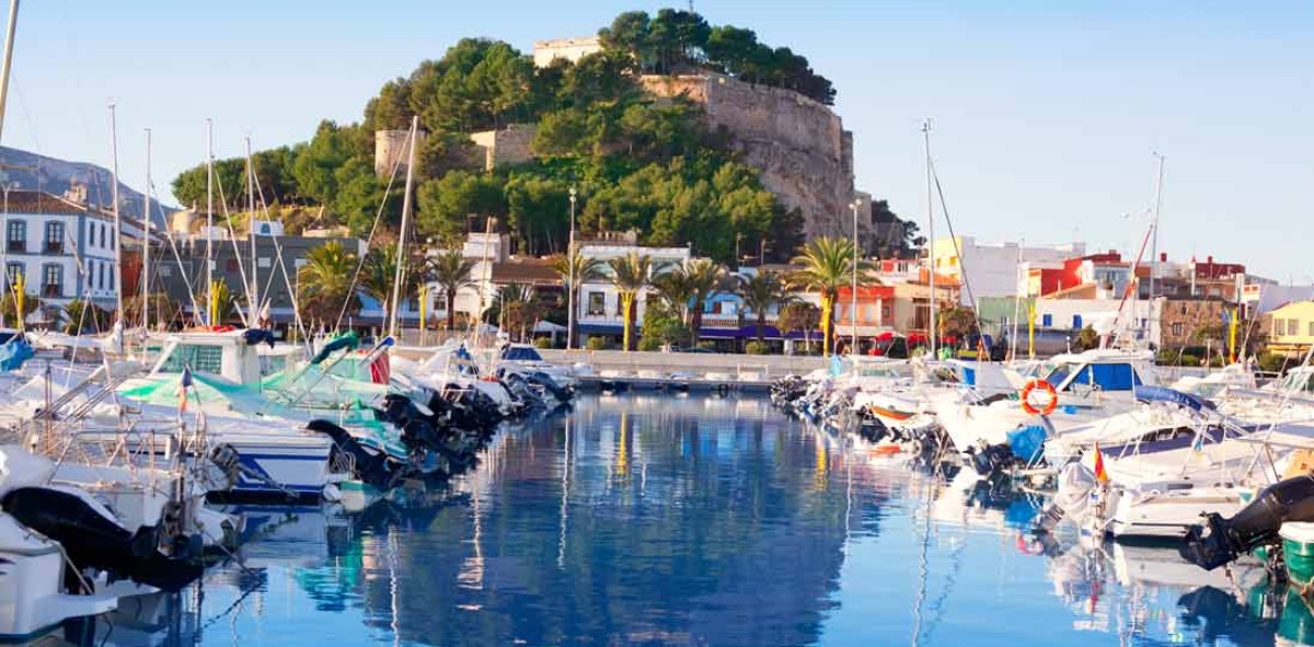 Puerto en un pueblo de la isla de Ibiza