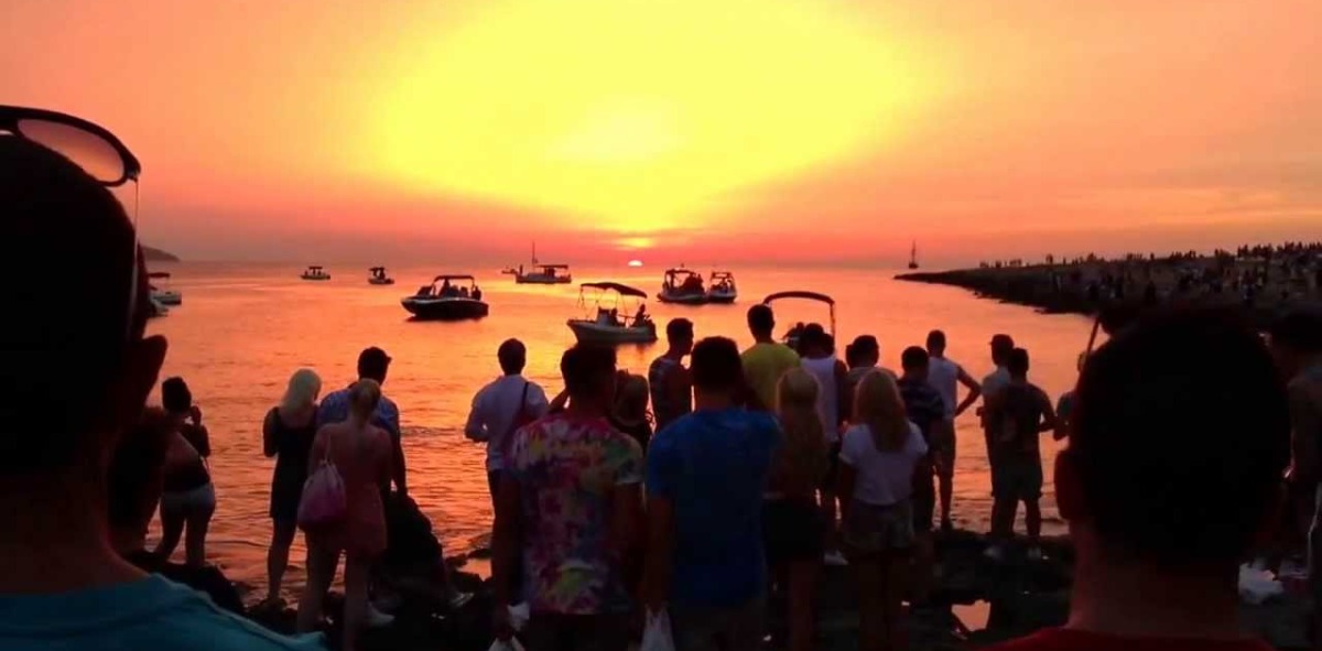 Grupo de Solteros Viajeros contemplando el atardecer en Ibiza