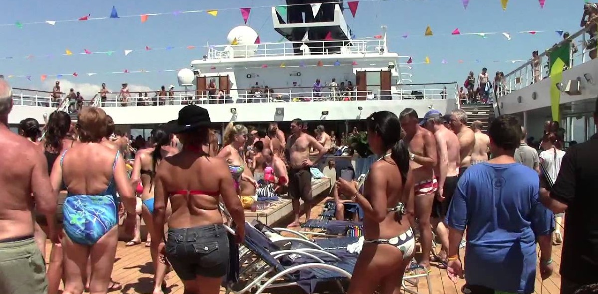 Disfrutando de un día en la piscina del barco