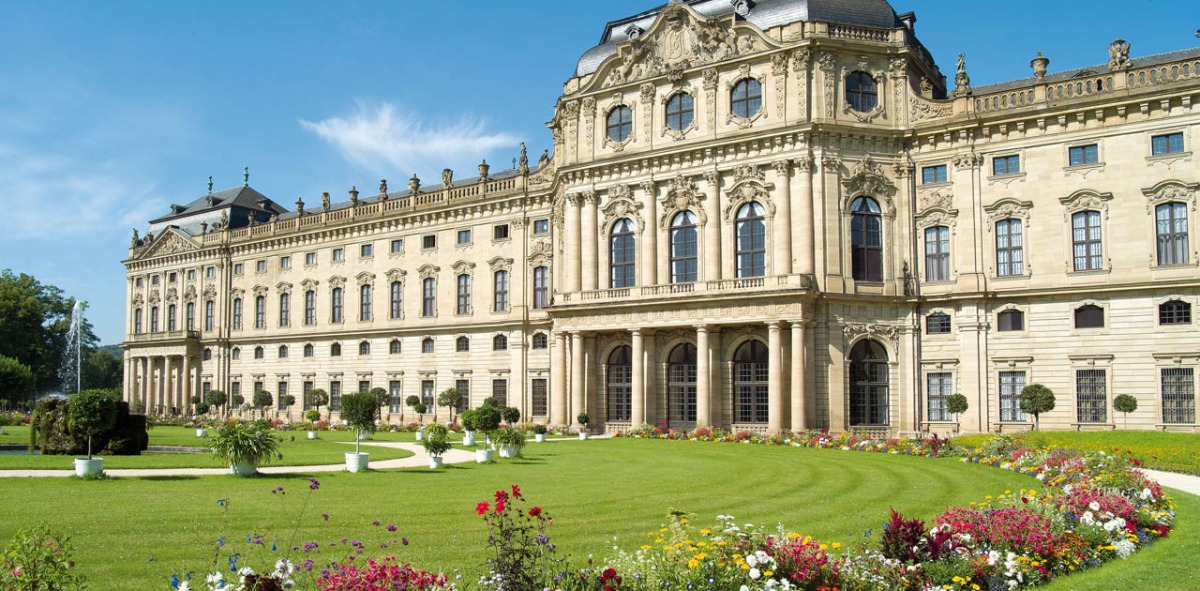 Palacio con jardines