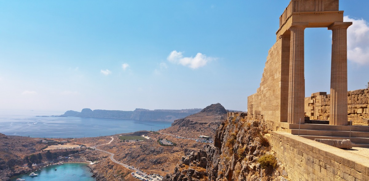 Panorámica de la isla de Creta, donde se aprecian ruinas griegas y al fondo la costa de la isla