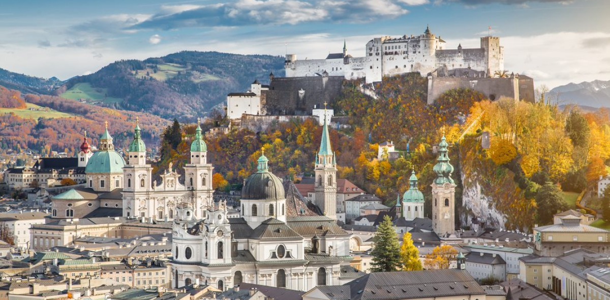 Panorámica de Innsbruck con sus iglesias y al fondo el Castillo en lo alto de la montaña