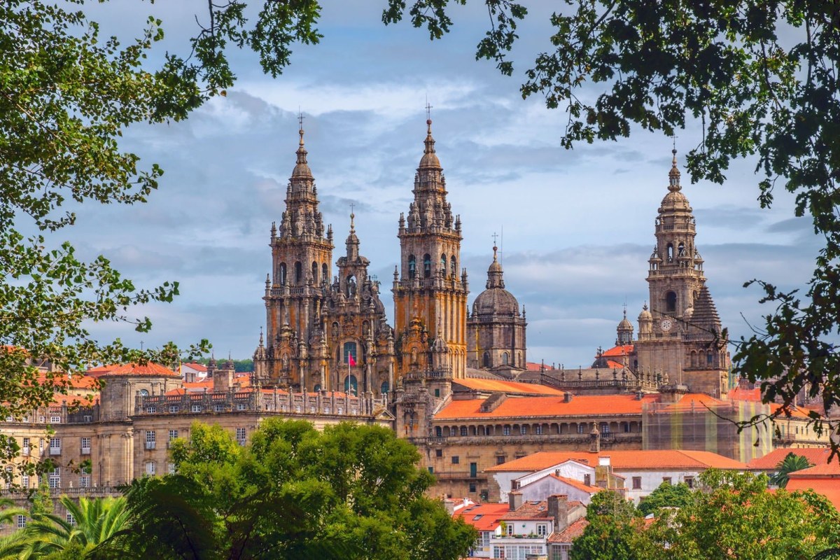 Catedral de Santiago de Compostela rodeada de casas