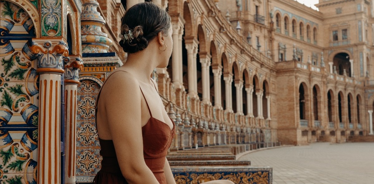 Mujer single a las puertas de plaza España