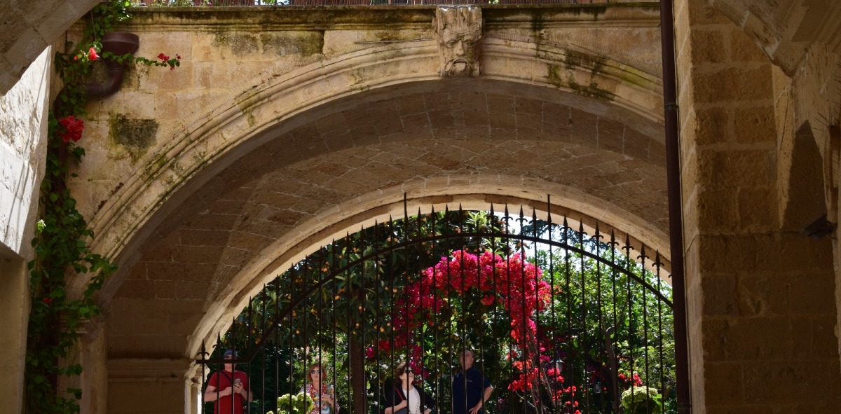 grupo de amigos singles a las vistas de un patio andaluz