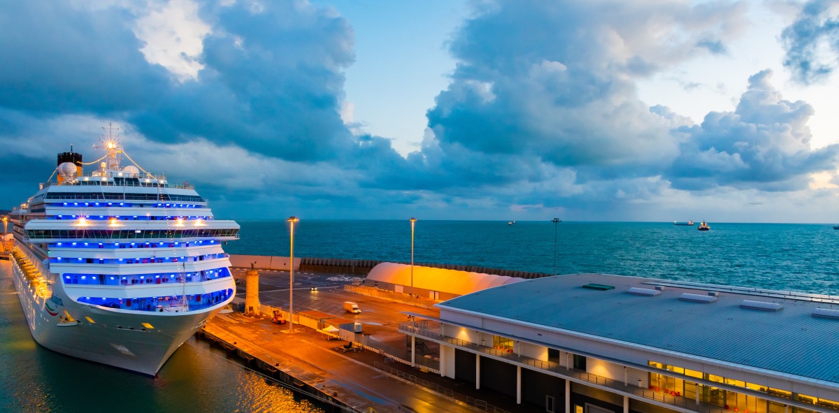 Crucero atracado en Civitavecchia