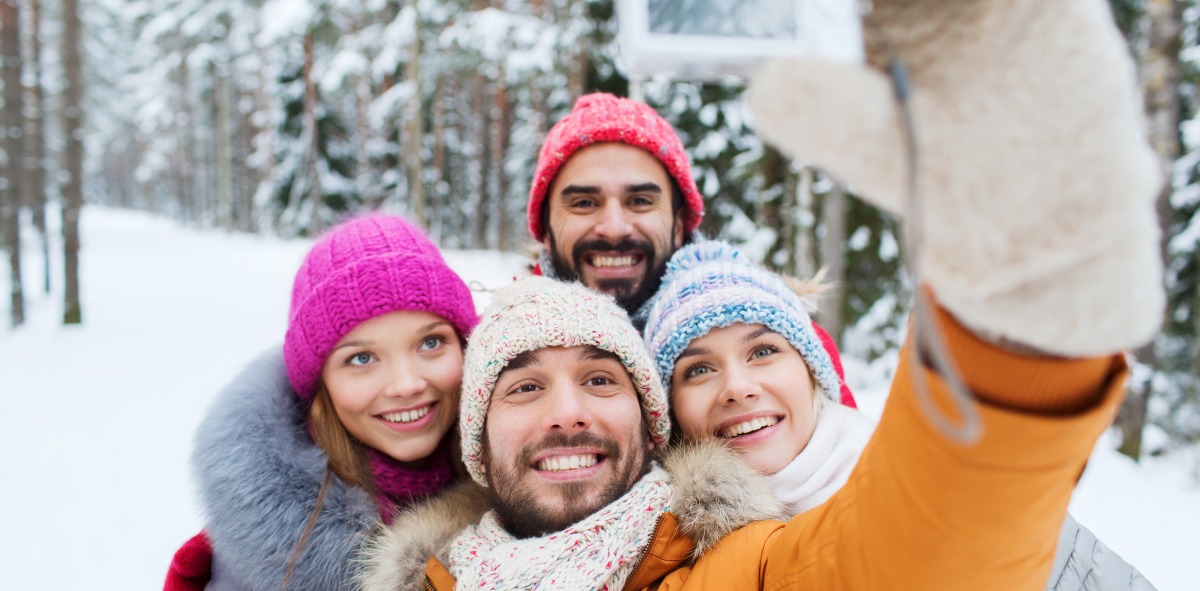 Gente en un sitio con nieve, rodeados de ella