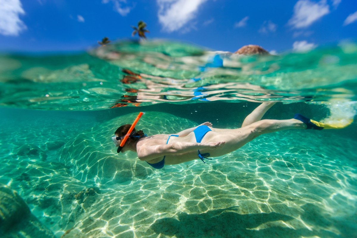 Chica haciendo Snorkel debajo del agua