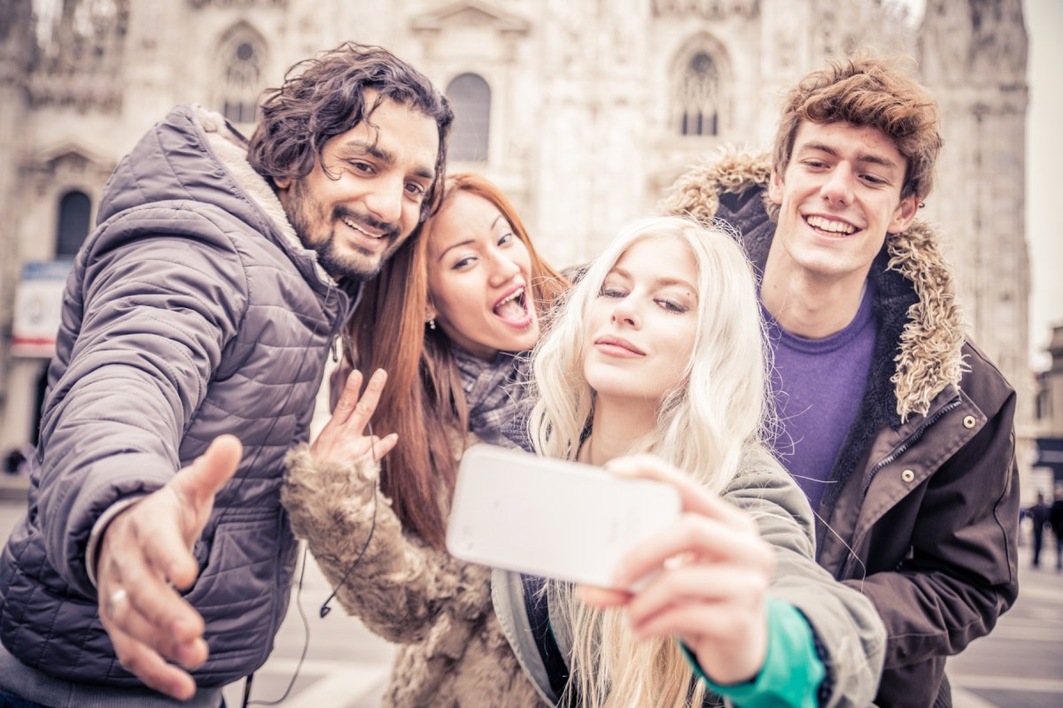 Selfie de amigos solteros