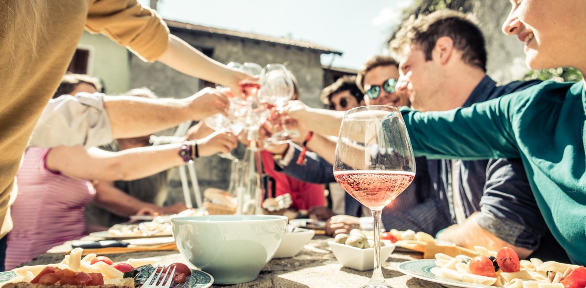 grupo de solteros haciendo brindis por las vacaciones