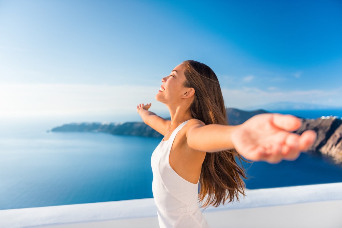 Chica en crucero, disfrutando del aire y tranquilidad del mar