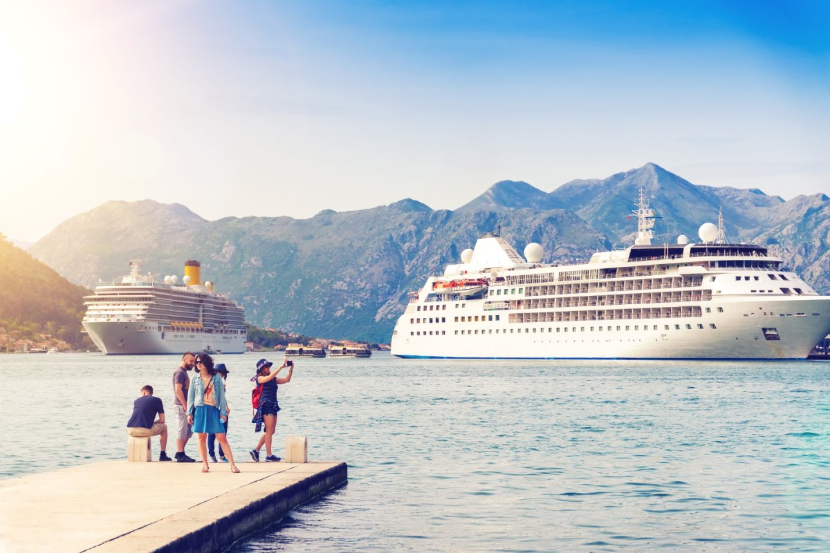Grupo de singles viendo atracar el crucero