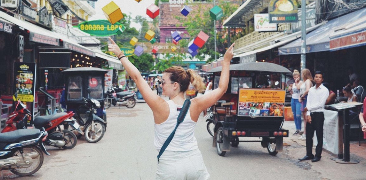 Chica posando en una calle céntrica de la ciudad de Hanoi