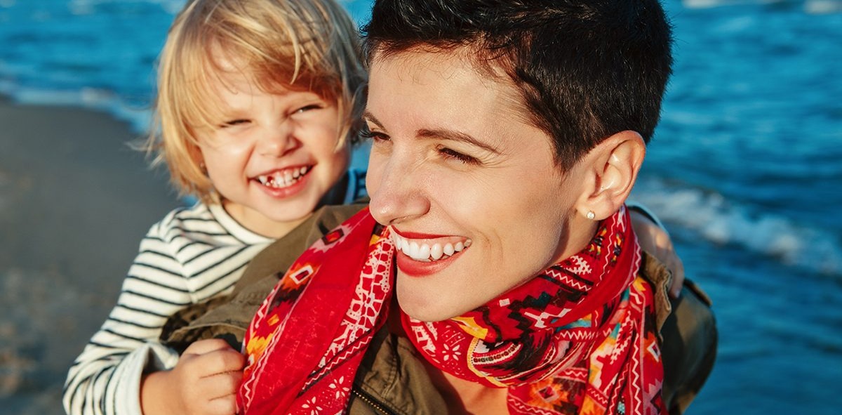 Madre e hijo sonriendo