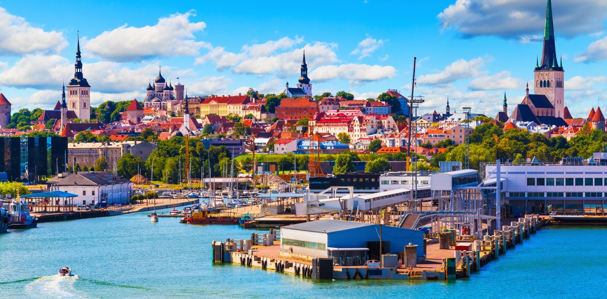 Foto desde el puerto, al fondo los torreones de la ciudad vieja de Tallín donde se aprecian los torreones de las iglesias