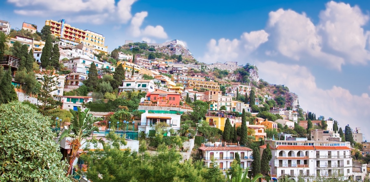 Casas escalonas de colores en la ladera de una montaña