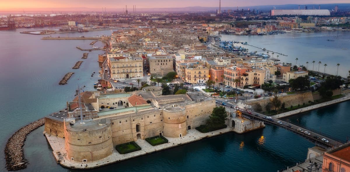 Casco historico desde el aire de la isla de Taranto