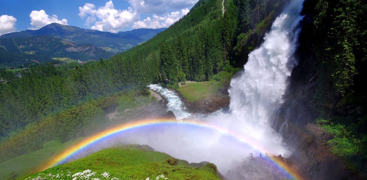 Salto de agua entre montañas