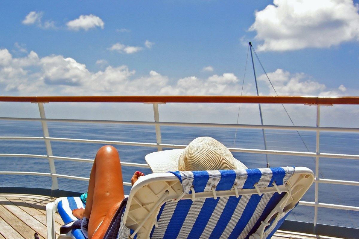 chica toamndo el sol en hamaca del crucero