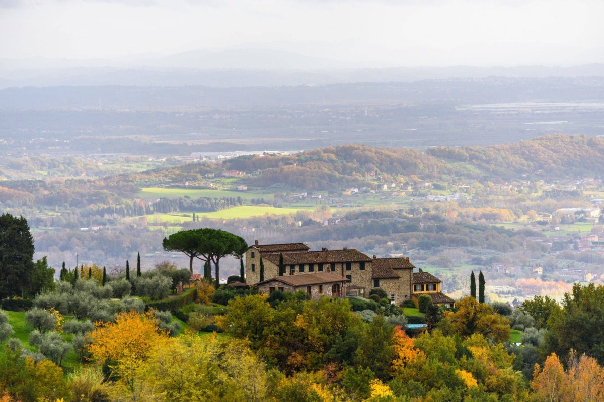 Panorámica de una villa en la toscana mirando a un valle