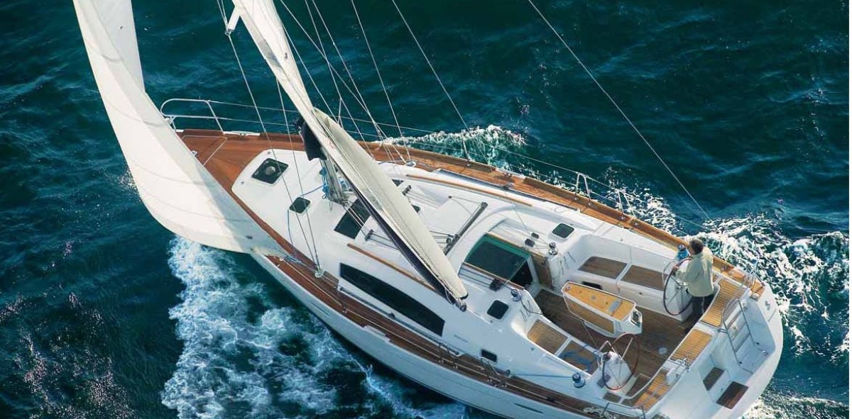 Velero navegando surcando las olas del Atlántico