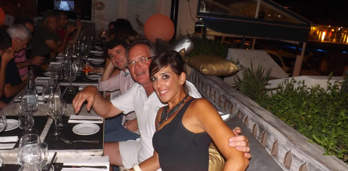 Disfrutando de una rica cena todos juntos