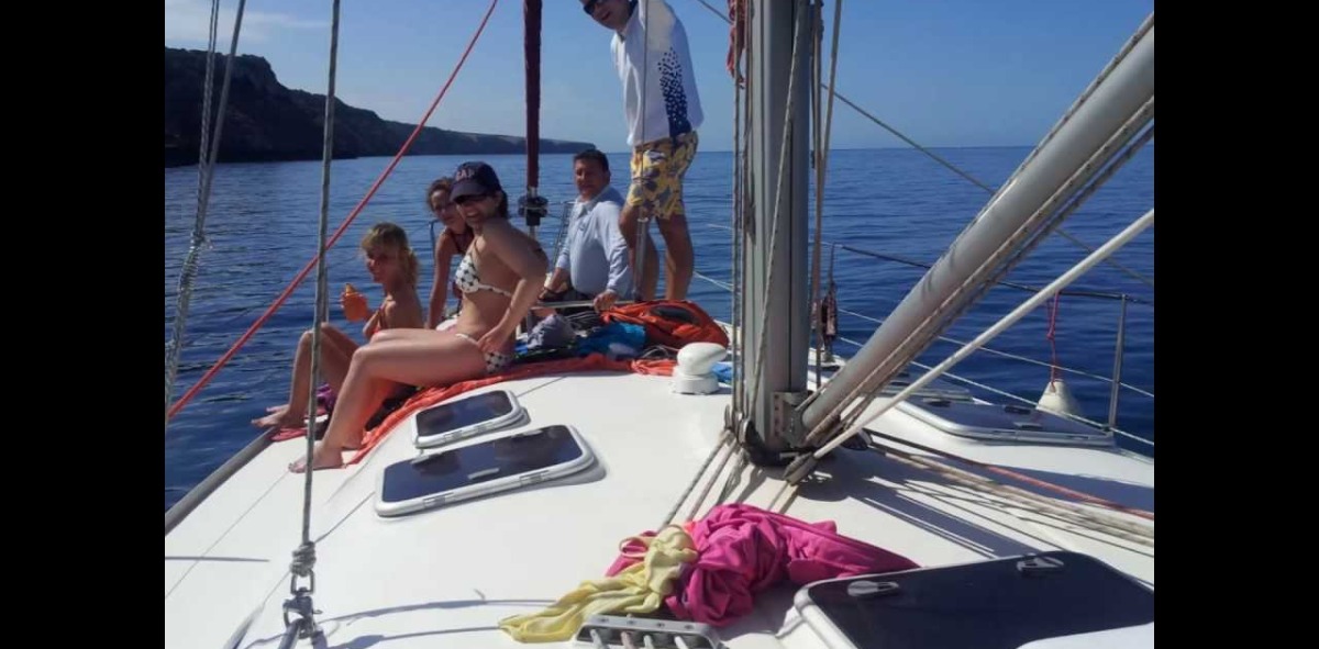 Disfrutando del sol en la cubierta del velero