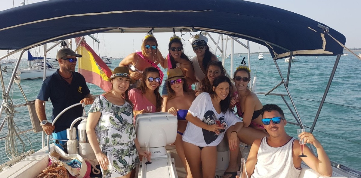 Grupo de Solteros Viajeros en el velero, disfrutando de unas refrescantes bebidas