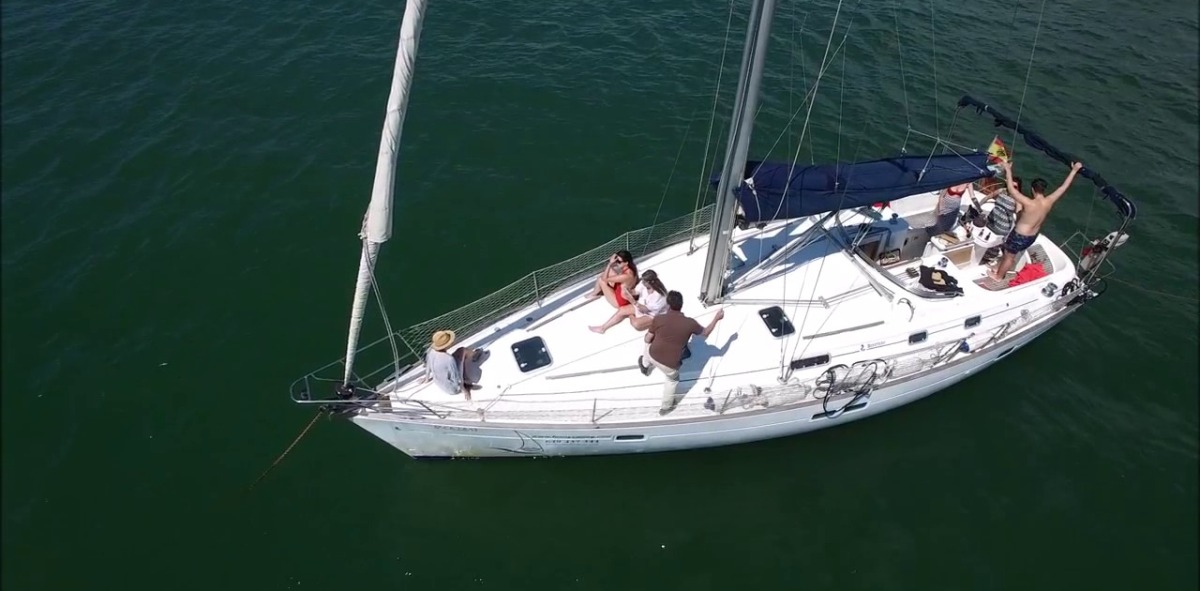 Solteros Viajeros bailando en el velero, disfrutando de una travesía