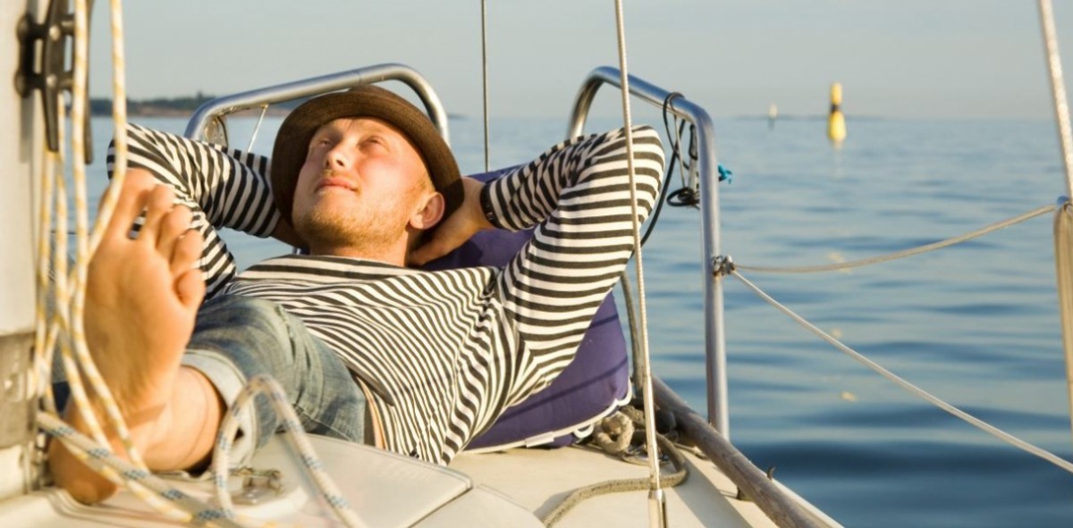 Relax tumbado en el velero con el mar en calma
