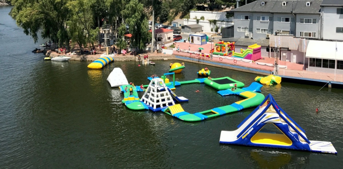 Atracciones acuáticas flotando en el agua