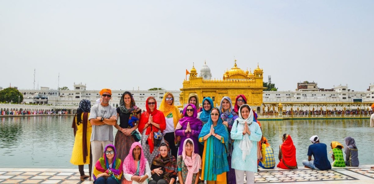 Solteros Viajeros posando en el Templo de Oro y Lago en Amritsar