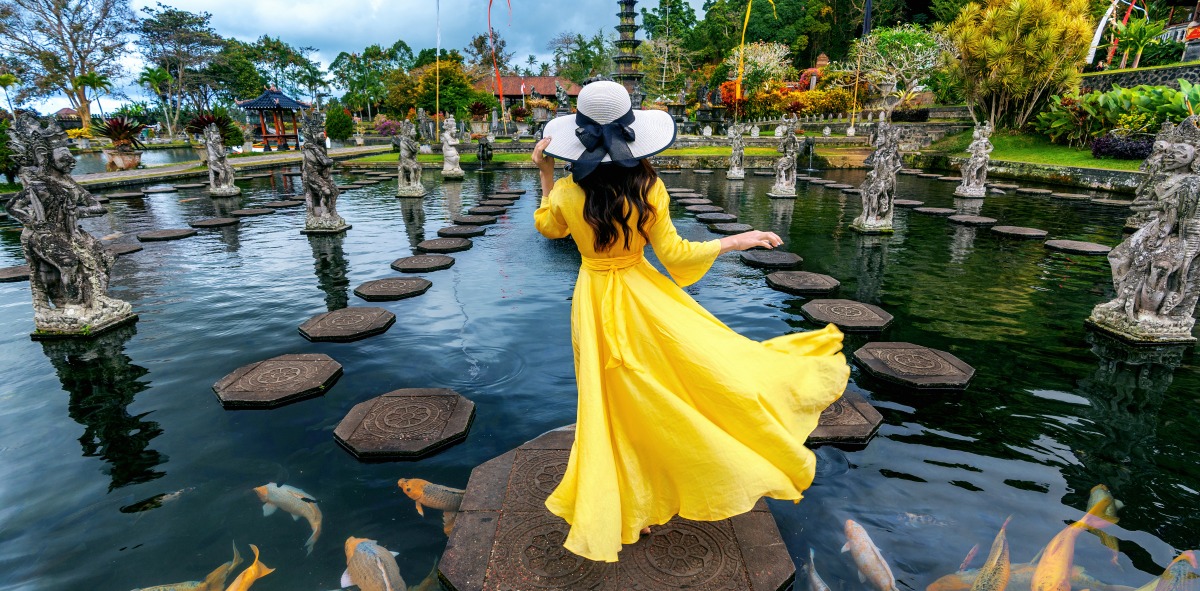 Chica con vestido amarillo en el templo con carpas