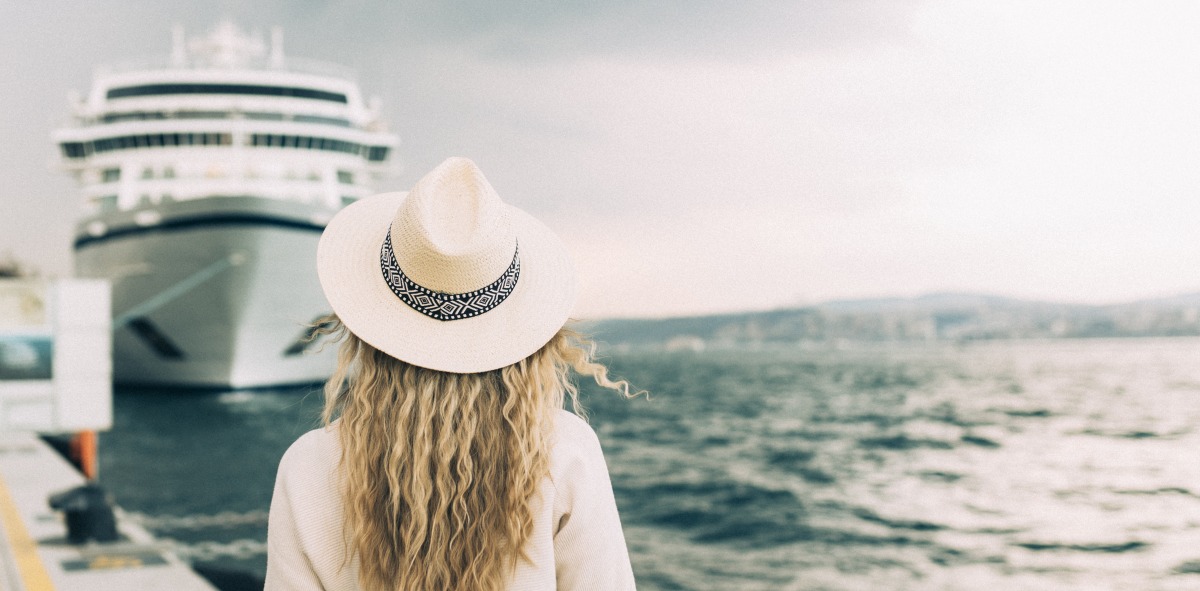 Mujer mirando al crucero Costa Toscana