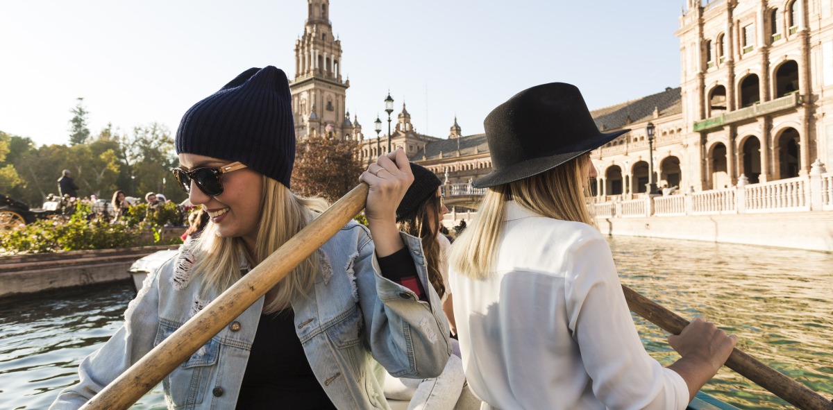 chicas en barquita de plaza españa en sevilla