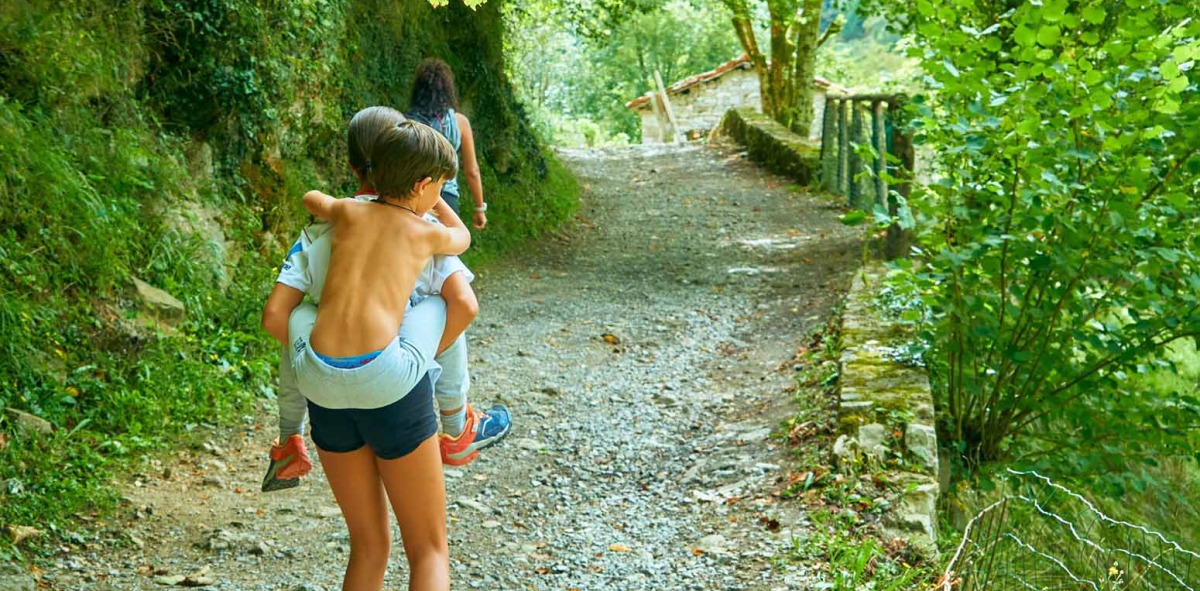 Niños haciendo camino hacia la playa fluvial