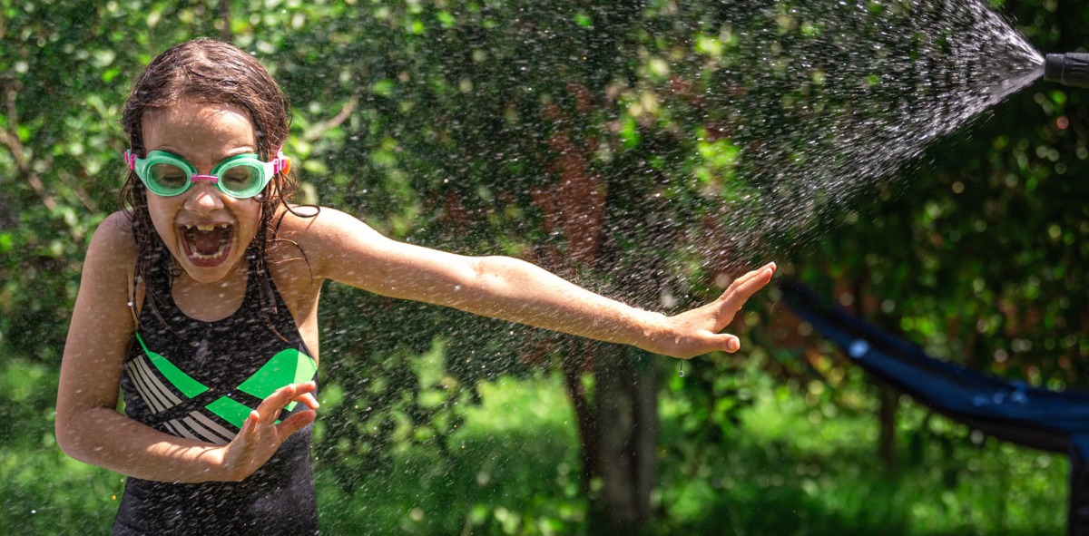 Jugando a juegos de agua en el bosque