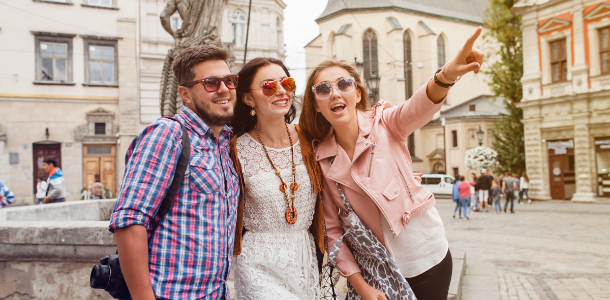 Amigos haciendo fotos en las calles de francia
