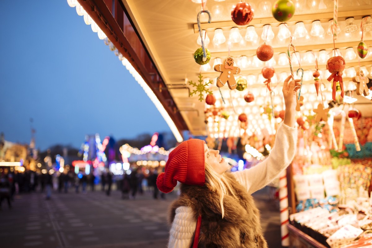 Chica comprando en Mercadillos navideños