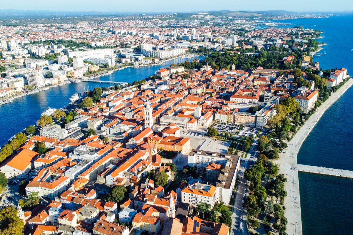 Vista aérea del casco antiguo de Zadar, en Croacia, situado sobre una península que se adentra en el mar Adriático.