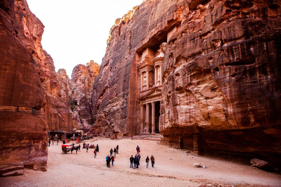 La belleza de las rocas y arquitectura antigua en Petra